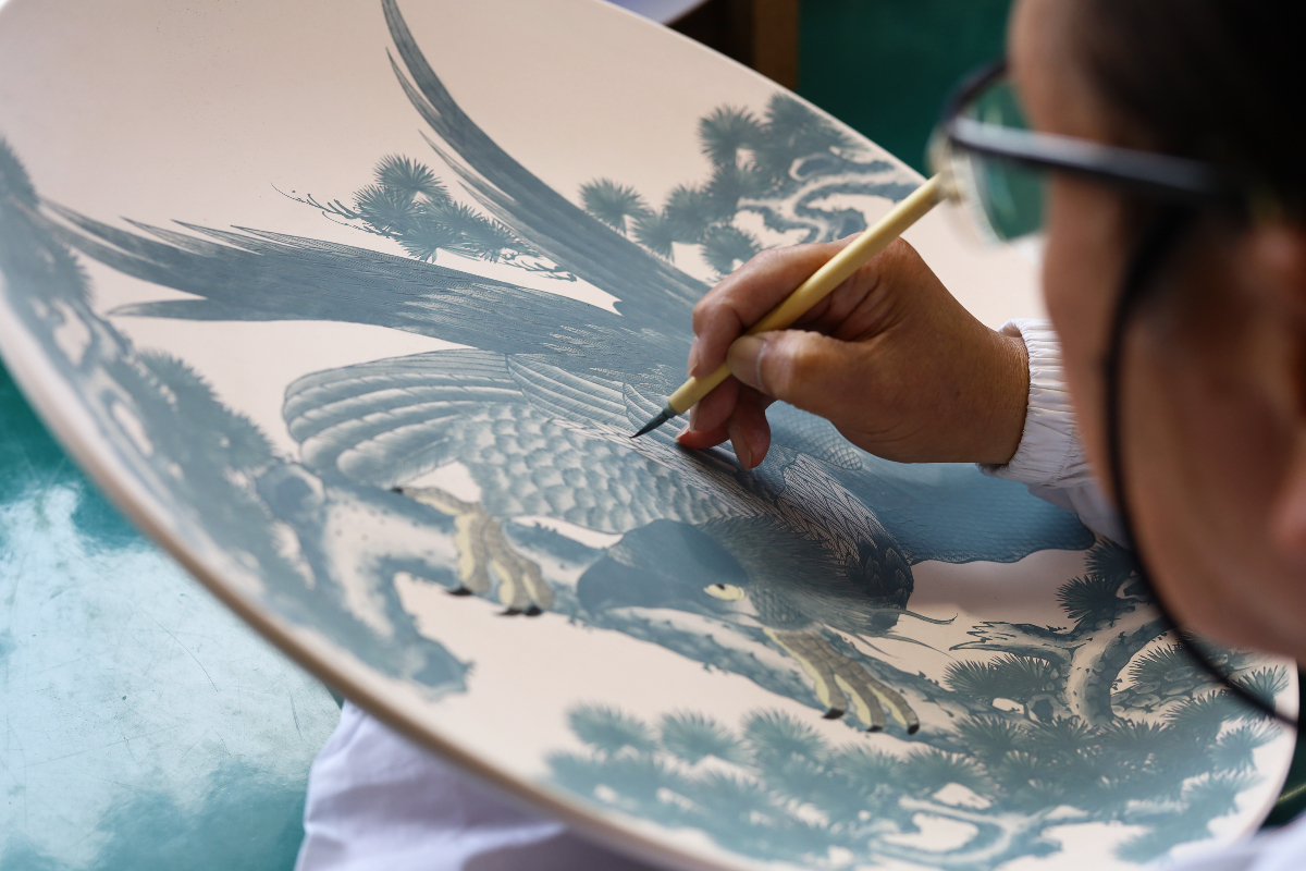 描いている鱗が乱れたら、魚が死んでしまう」有田焼 絵付職人の塚本氏